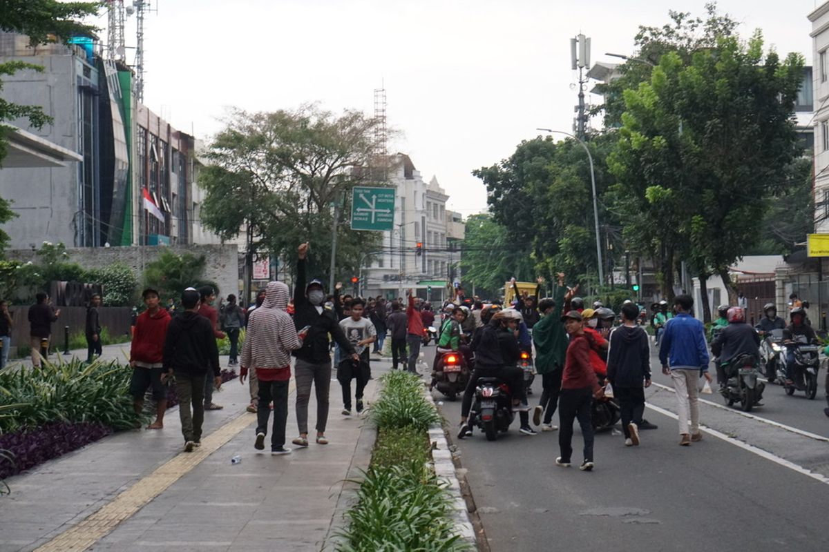 Massa di Jalan Wahid Hasyim, Menteng, Jakarta pada Selasa (13/10/2020) sore setelah dibubarkan pleh anggota TNI.