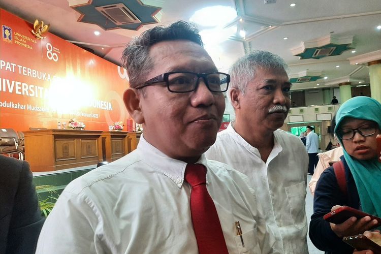 Rektor UII Yogyakarta Fathul Wahid saat menemui wartawan di Kampus UII terpadu Jalan Kaliurang, Sleman, Senin (20/02/2023).