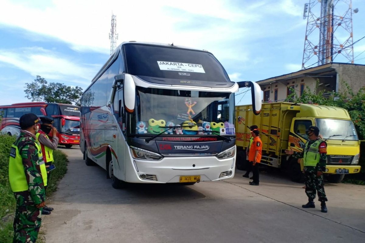 Sejumlah bus diputar balik melalui Gerbang Tol Karawang Barat pada Senin (1/6/2020). Kendaraan tersebut diputar balik lantaran pengendara tak dapat menunjukkan SIKM DKI Jakarta.