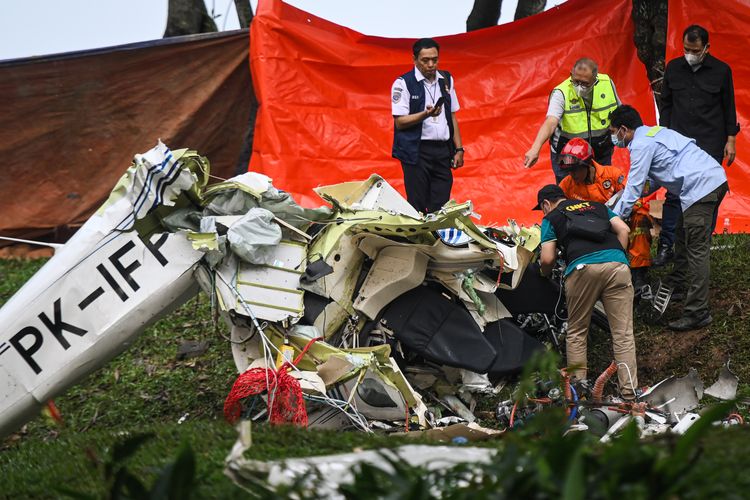 Sejumlah petugas gabungan mengevakuasi pesawat latih Cessna 2006 dengan nomor registrasi PK-IFP milik Indonesia Flying Club (Perkumpulan Penerbang Indonesia) di kawasan BSD, Tangerang Selatan, Banten, Minggu (19/5/2024). Dilaporkan tiga orang korban meninggal dunia atas insiden tersebut. 
