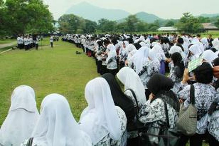Ratusan guru yang tergabung dalam Persatuan Guru Republik Indonesia (PGRI) saat menggelar doa bersama sebagai aksi wujud kekecewaan terhadap pemerintah di SMK Negeri 1 Singkawang, Kalimantan Barat (5/10/2013)