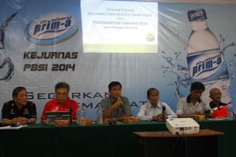 Kepala Bidang Pengembangan Pengurus Pusat PBSI, Basri Yusuf, dalam pertemuan teknis menjelang Turnamen Prim-A kejurnas PBSI 2014, di kantor KONI, Kota Cirebon, Jawa Barat, Selasa (9/12/2014)