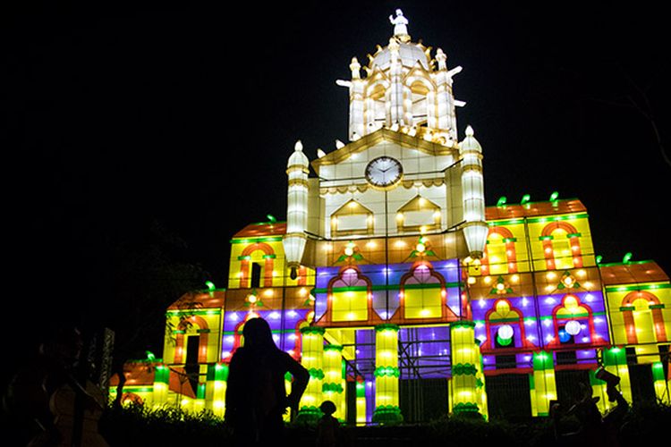 Atraksi tata lampu berbentuk istana megah di gelaran Festival of Light, Kaliurang