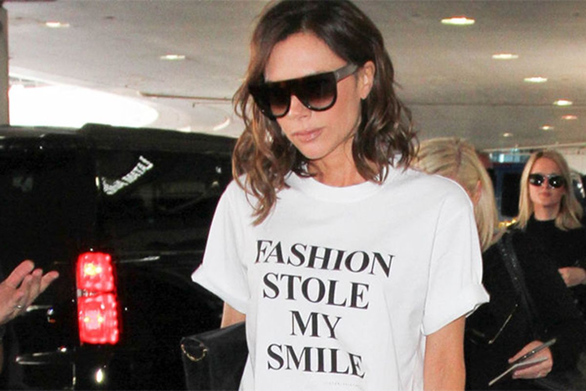 Victoria Beckham kenakan kaus bertuliskan alasannya tidak pernah tersenyum