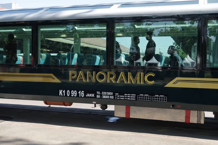 Kereta Panoramic yang dipamerkan di Balai Yasa Gubeng, Surabaya, September 2022. Kereta Panoramic sudah bisa dicoba masyarakat pda periode soft launching 24 Desember 2022-8 Januari 2023.