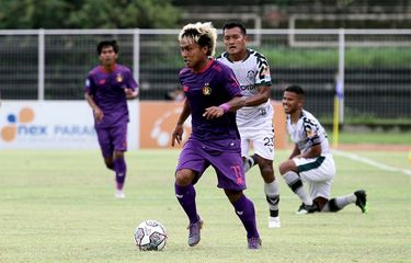 Winger Persik Kediri, Moch Fahmi Al Ayyubi, beraksi pada laga kontra Persikabo 1973 dalam rangkaian pekan ke-19 Liga 1 musim 2021-2022 di Stadion I Gusti Ngurah Rai, Denpasar, Bali, Jumat (14/1/2022) sore WIB.