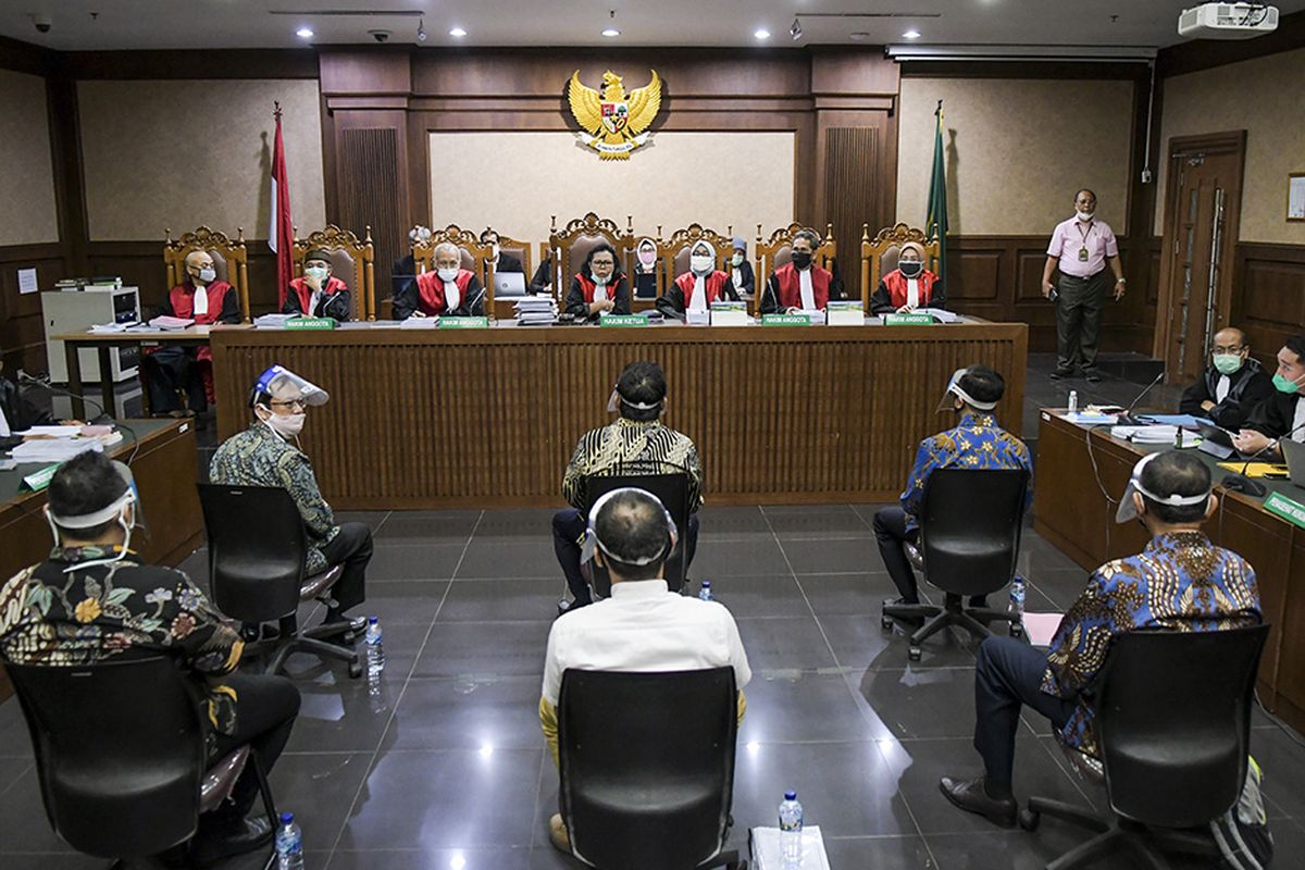 Terdakwa kasus dugaan korupsi pengelolaan dana dan penggunaan dana investasi pada PT Asuransi Jiwasraya (Persero) menjalani sidang perdana di Pengadilan Tipikor, Jakarta, Rabu (3/6/2020). Sidang tersebut beragendakan pembacaan dakwaan untuk enam orang terdakwa yaitu Direktur Utama PT Hanson International Tbk Benny Tjokrosaputro, Komisaris Utama PT Trada Alam Minera Tbk Heru Hidayat, Direktur Keuangan Jiwasraya periode Januari 2013-2018 Hary Prasetyo, Direktur Utama Jiwasraya periode 2008-2018 Hendrisman Rahim, mantan Kepala Divisi Investasi dan Keuangan Jiwasraya Syahmirwan, Direktur PT Maxima Integra Joko Hartomo Tirto.
