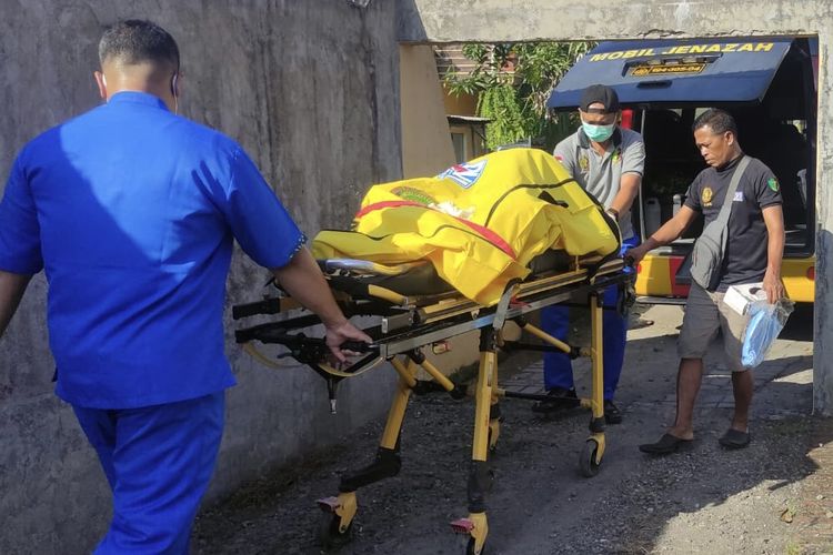 Proses evakuasi jenazah perempuan tewas di kamar kos Sidoarjo, Selasa (25/6/2024).