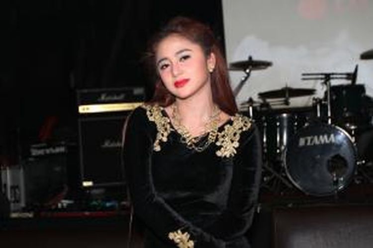 Penyanyi dangdut dan artis peran Dewi Muria Agung, yang lebih dikenal dengan nama Dewi Perssik saat meluncurkan album Kompilasi Spektakuler di Tee Box Cafe, Jakarta Selatan, Rabu (19/12/2012).
 