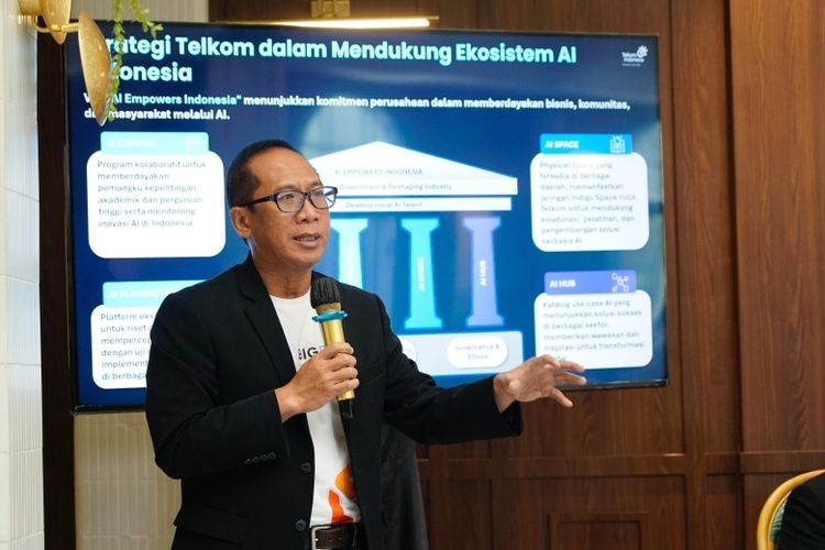 EVP Digital Business & Technology Telkom Komang Budi Aryasa saat memaparkan mengenai strategi Telkom dalam mendukung ekosistem Artificial Intelligence (AI) Indonesia di Jakarta, Rabu (26/2/2025).