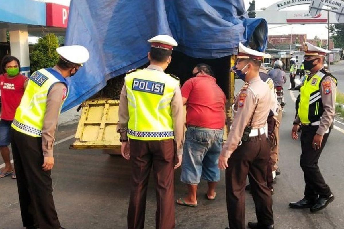 Ilustrasi pengecekan truk yang diduga bawa pemudik