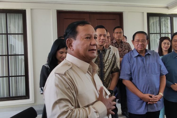 Prabowo Subianto  bertemu Susilo Bambang Yudhoyono di Museum dan Galeri SBY-Ani, di Kabupaten Pacitan Jawa Timur, Sabtu (17/02/2024).
