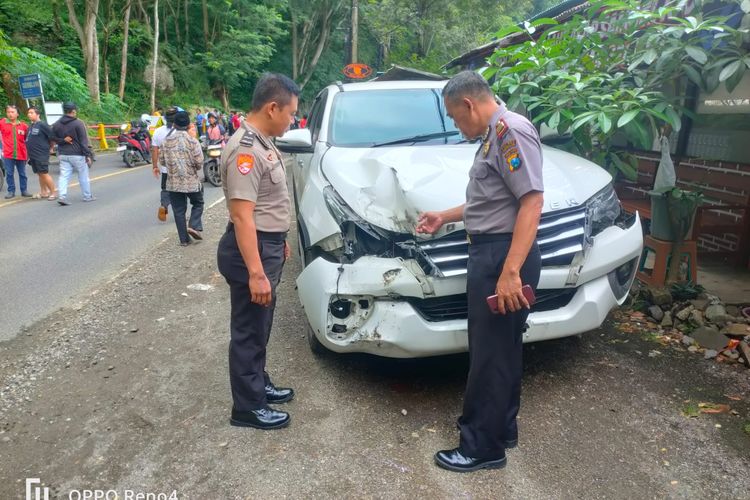 Mobil Fortuner Tertimpa Batu Besar di Jalur Trenggalek-Ponorogo, Sopir Syok