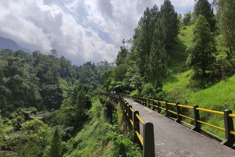 Jembatan Plunyon Kalikuning di Sleman, Yogyakarta yang viral karena menjadi salah satu lokasi syuting film KKN di Desa Penari.