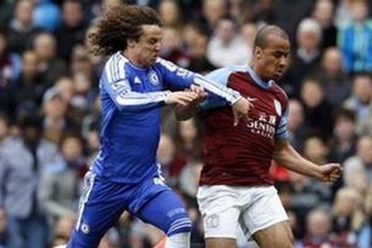 Aksi bek Chelsea, David Luiz. 