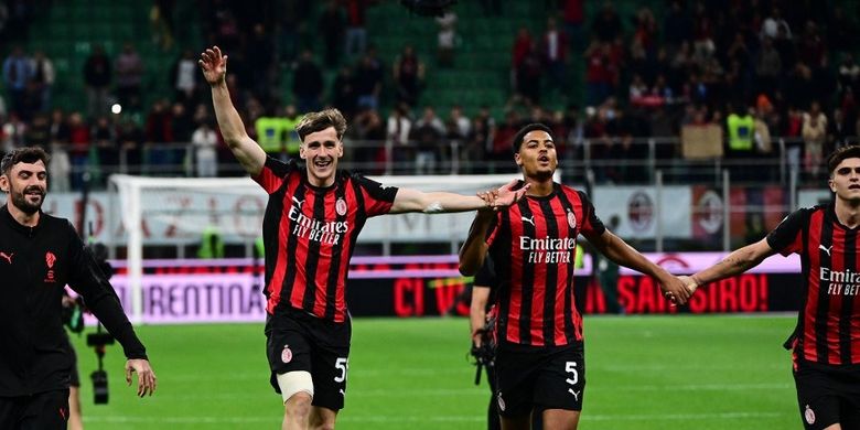 Alexis Saelemaekers (kiri) dan Koni De Winter (tengah) merayakan kemenangan usai laga Serie A Liga Italia antara AC Milan vs Napoli di Stadion San Siro di Milan, Italia utara, pada 28 September 2025. (Foto oleh Piero CRUCIATTI / AFP)
