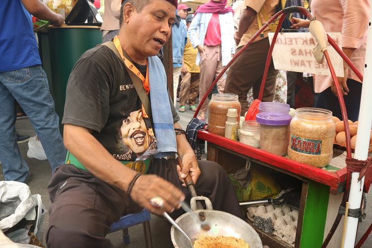 Babeh Romli, salah satu pedagang kerak telor di Gelar Seni Budaya Kampung Silat Rawa Belong, Jakarta, Sabtu (12/10/2019).