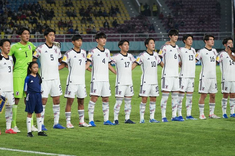 Para pemain timnas U17 Jepang menyanyikan lagu kebangsaan sebelum laga melawan timnas U17 Spanyol pada babak 16 besar Piala Dunia U17 2023 yang digelar di Stadion Manahan, Solo, pada Senin (20/11/2023). Jepang kalah 1-2 dari Spanyol dan gagal lolos ke perempat final.