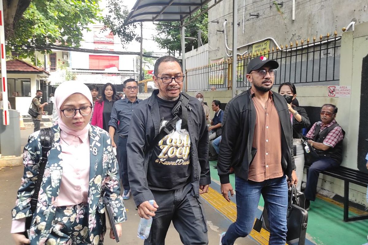 Ayah D (17) Jonathan Latumahina di Pengadilan Negeri Jakarta Selatan, Selasa (13/6/2023).