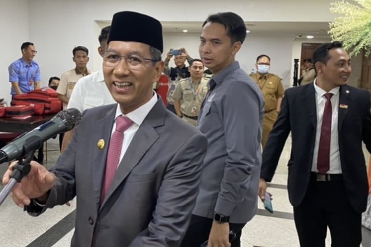 Penjabat Gubernur DKI Jakarta Heru Budi Hartono mengukuhkan Pasukan Pengibar Bendera (Paskibra) di Balai Agung, Balai Kota, Selasa (15/8/2023) sore.