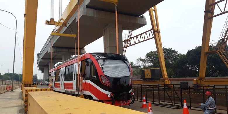 Kepala gerbong Light Rail Transit (LRT) yang akan melayani koridor Cibubur-Cawang di Stasiun LRT Harjamukti, Cibubur, Minggu (13/10/2019).