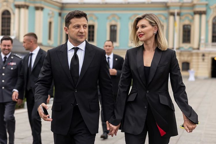 Presiden Ukraina Volodymyr Zelensky dan istrinya Olena Zelenska menyatakan akan tetap bertahan di negaranya meski menyebut diri mereka sebagai target untuk dibunuh oleh Rusia.