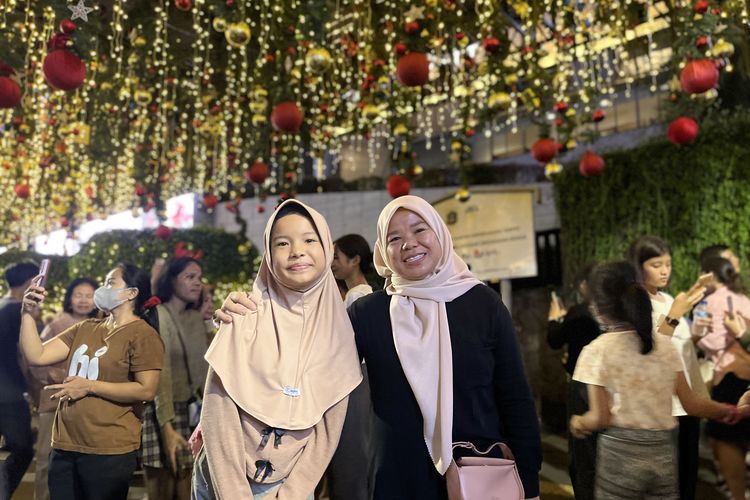 Potret Mei dan sang Ibu kala Kompas.com temui di Jakarta Light Festival, di Bundaran HI, Jakarta Pusat, Jumat (26/12/2025) malam. 