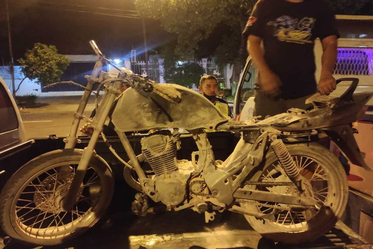 Petugas kepolisian melakukan olah kejadian tabrakan yang menewaskan 1 orang dan 1 korban lainnya luka luka di jalan Pahlawan, Kabupaten Tuban, Jawa Timur. Sepeda motor Mega pro tanpa nomor plat yang terbakar usai tabrakan di Jalan Pahlawan, Kabupaten Tuban, Jawa Timur yang menewaskan 1 orang dan 1 orang lainnya luka-luka.