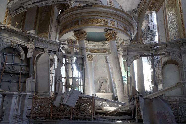 Foto, yang diambil pada Minggu (23/7/2023), menunjukkan rusaknya bangunan Transfiguration Cathedral akibat serangan misil di Odesa, Ukraina, saat invasi Rusia ke negara tersebut. 