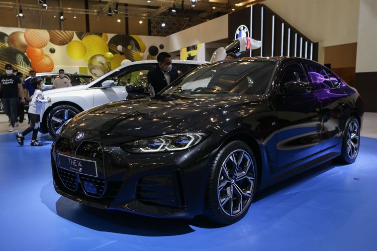 Mobil listrik BMW i4 dipamerkan pada ajang Gaikindo Indonesia International Auto Show (GIIAS) yang digelar di ICE, BSD, Tangerang Selatan.