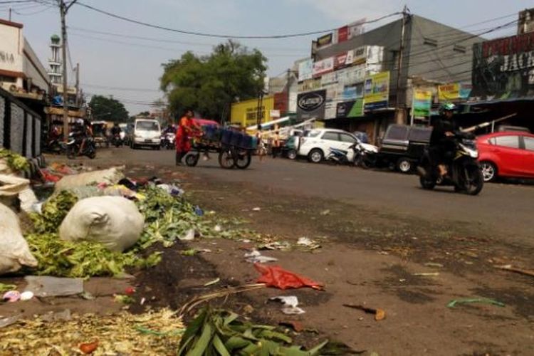 Para pengendara sepeda motor saat melintasi tumpukan sampah di Jalan Rajawali, Kota Bandung, Selasa (29/12/2015). Sampah di Kota Bandung kerap tak terangkut karena kurangnya jumlah armada pengangut sampah.