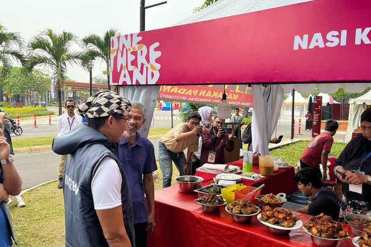 Menteri Pariwisata dan Ekonomi Kreatif Sandiaga Salahuddin Uno saat berkunjung ke Taman Mini Indonesia Indah, Jakarta Timur, Selasa (26/12/2023).