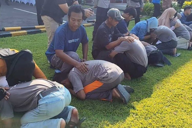“Barak Sipil” Gaya Polresta Cirebon: Sujud, Maaf, dan Harapan Baru Pelajar ABH