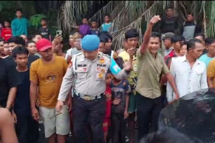 Bandar Narkoba Hen Pokak Kabur Saat Digerebek, Rumahnya Hangus Diamuk Massa