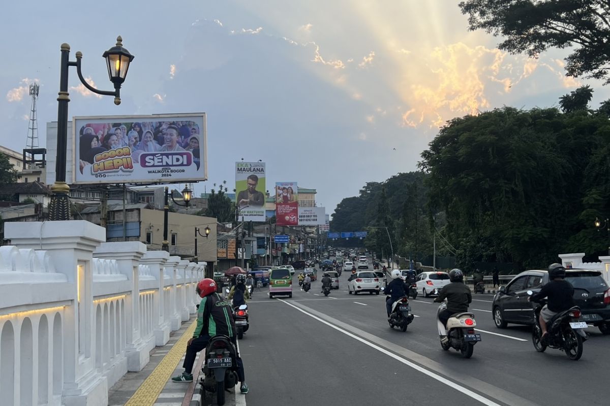 Sekretaris Pribadi Ibu Negara Iriana Jokowi , Sendi Fardiansyah maju jadi calon Wali Kota Bogor pada pemilihan daerah (Pilkada) 2024.