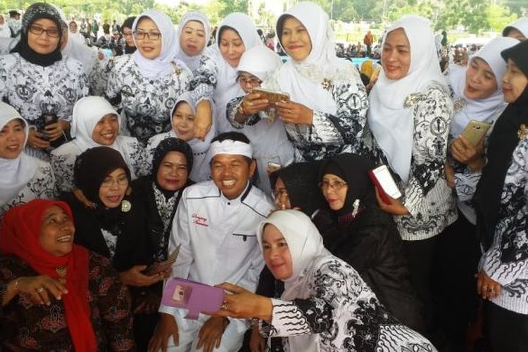 Bupati Purwakarta Dedi Mulyadi berfoto bersama para guru asal Kabupaten Bandung dan Subang, Selasa (7/3/2017).