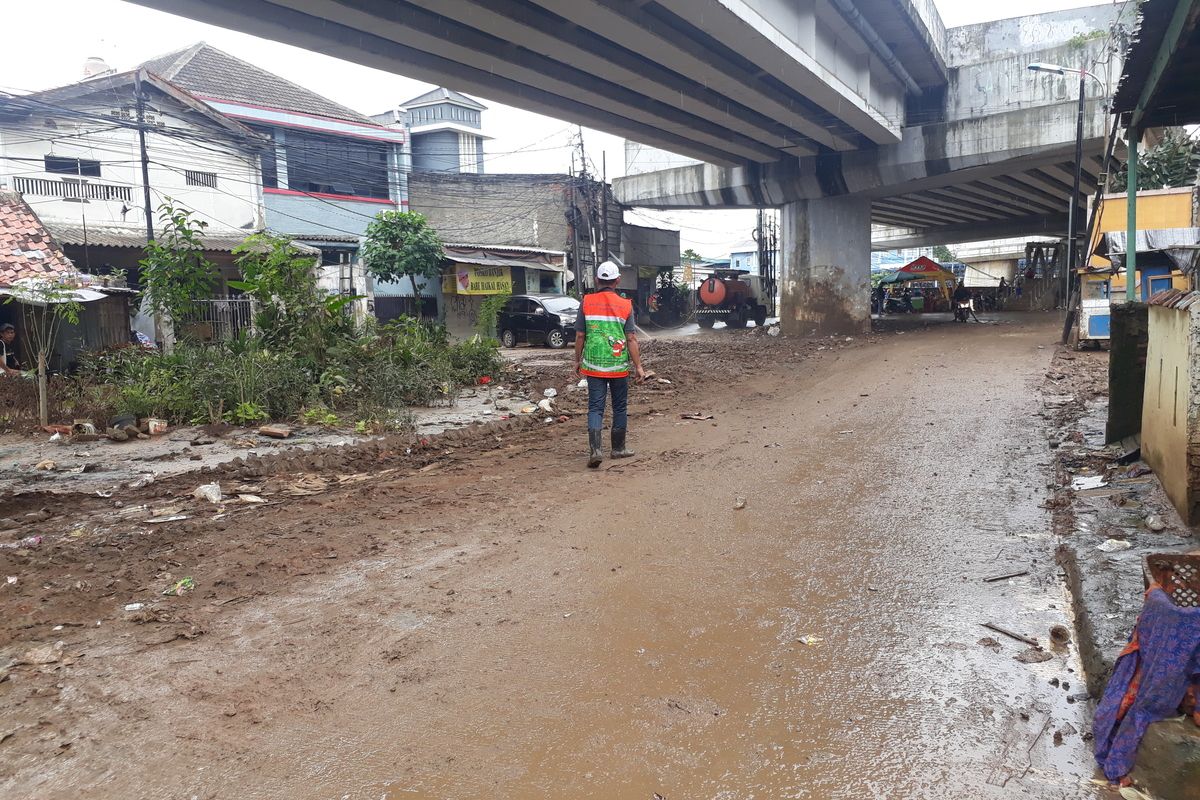Lumpur menyelimuti jalan lingkungan RW 05, Kelurahan Cawang, Kramat Jati, Jakarta Timur, Jumat (10/1/2020).