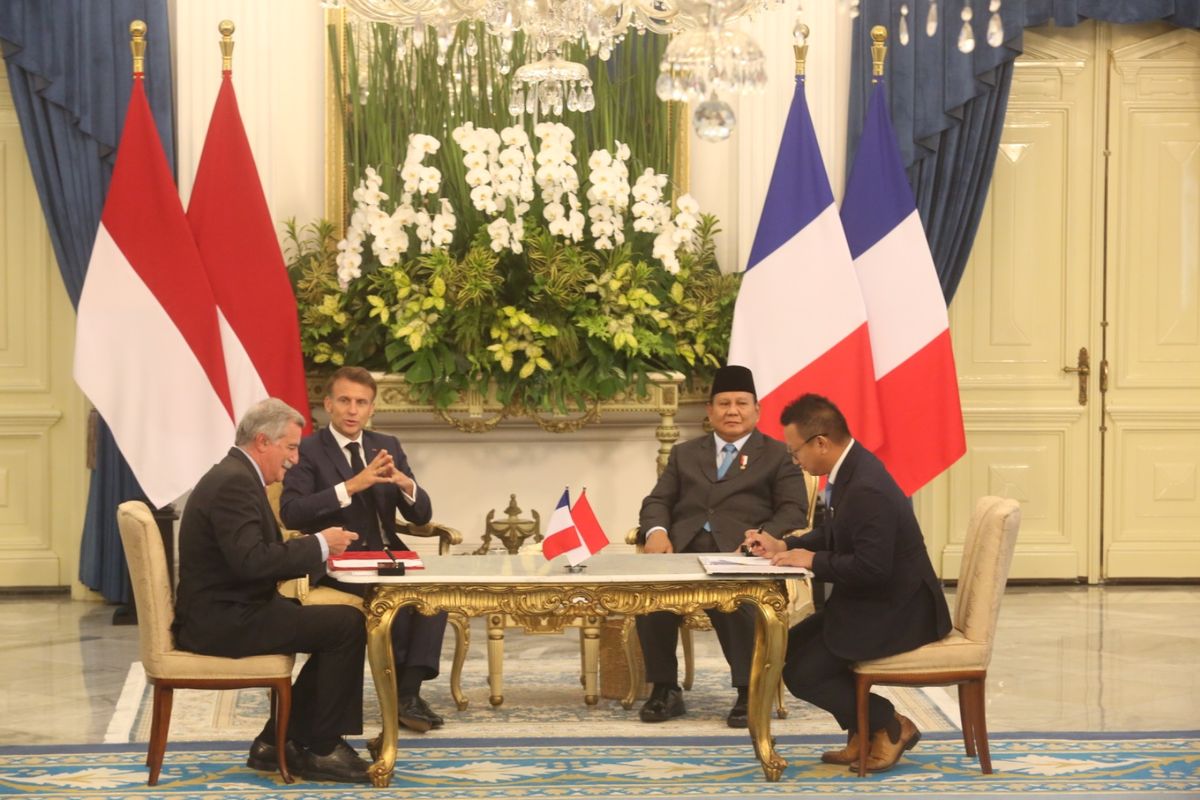 Ketua Umum PP Pordasi Aryo Djojohadikusumo dan Direktur Jenderal The French Horse and Riding Institute (IFCE) menandatangani perjanjian kemitraan strategis olahraga berkuda Indonesia dengan Perancis di Istana Negara, Jakarta, Rabu (28/5/2025). Perjanjian tersebut disaksikan oleh pemimpin negara masing-masing, Presiden Republik Indonesia Prabowo Subianto dan Presiden Perancis Emmanuel Macron.