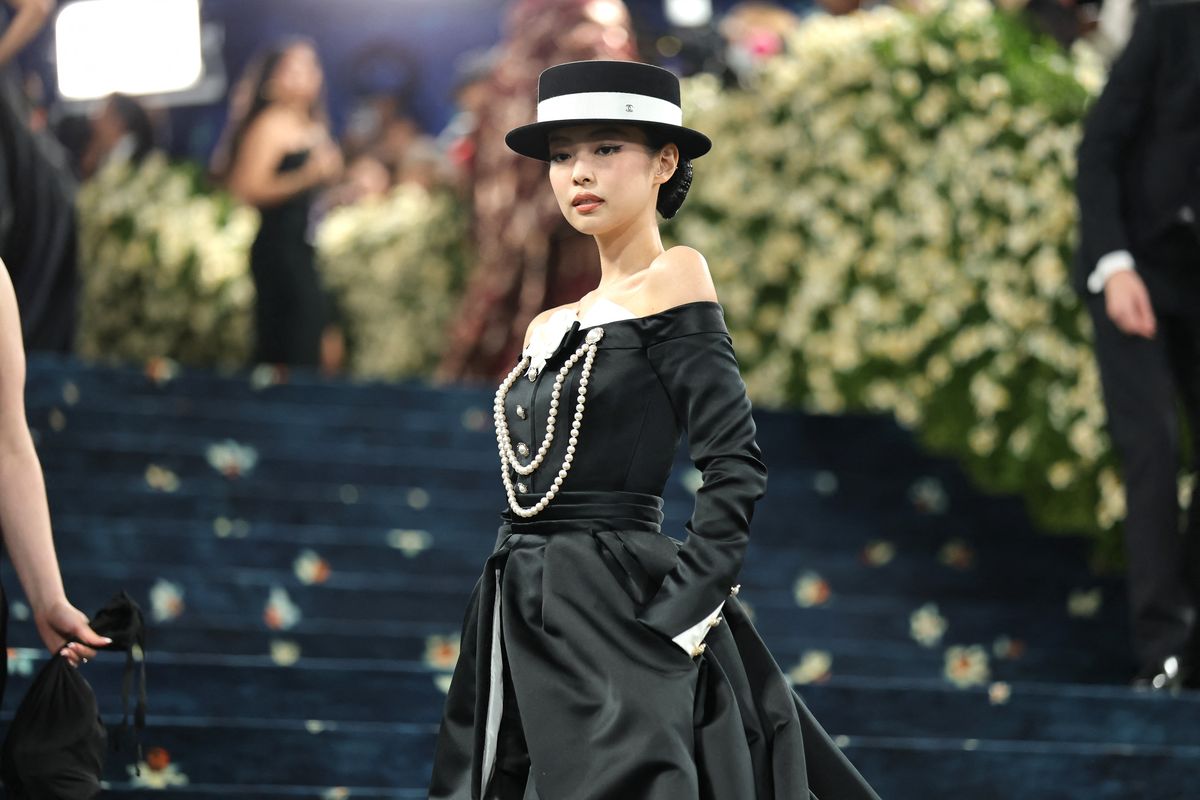 Musisi Korea Selatan, Jennie Blackpink, menghadiri perayaan Met Gala 2025 Superfine: Tailoring Black Style di  Metropolitan Museum of Art, New York, Senin (5/5/2025).