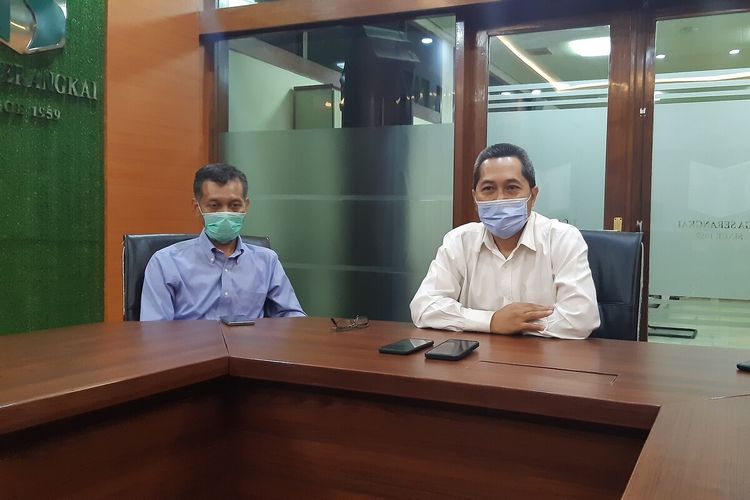 General Manager Tiga Serangkai Pustaka Mandiri Solo Mas Admuawan saat memberikan klarifikasi viralnya foto soal mata pelajaran yang menyebut nama Ganjar di Solo, Jawa Tengah, Selasa (9/2/2021).
