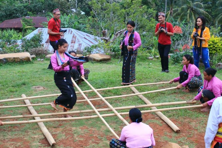 Permainan tradisional rangkuk alu di Desa Adat Melo, Liang Ndara, Manggarai Barat, Pulau Flores, NTT, Rabu (29/11/2018). 