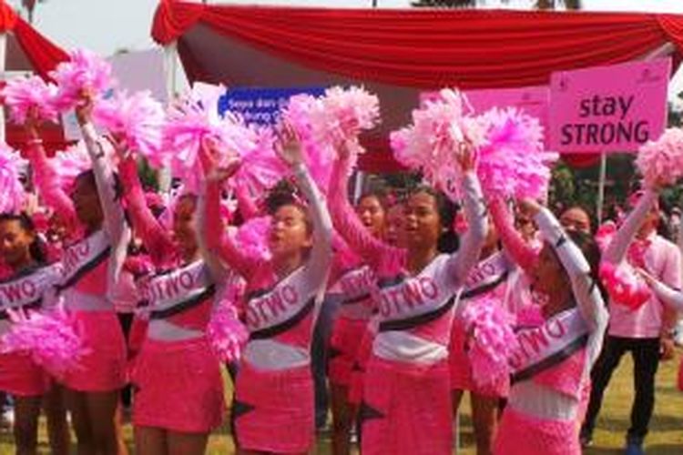 Para siswi SMP Negeri 11 Jakarta mengikuti Jakarta Goes Pink, parade kampanye peduli kanker payudara di jalur car free day, Jakarta, Minggu (12/10/2014).