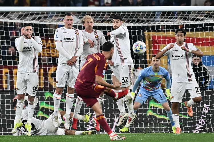 Emil Audero menghadapi tembakan bebas Lorenzo Pellegrini dalam laga AS Roma vs Cremonese di Stadion Olimpico, 22 Februari 2026. (Photo by Filippo MONTEFORTE / AFP)