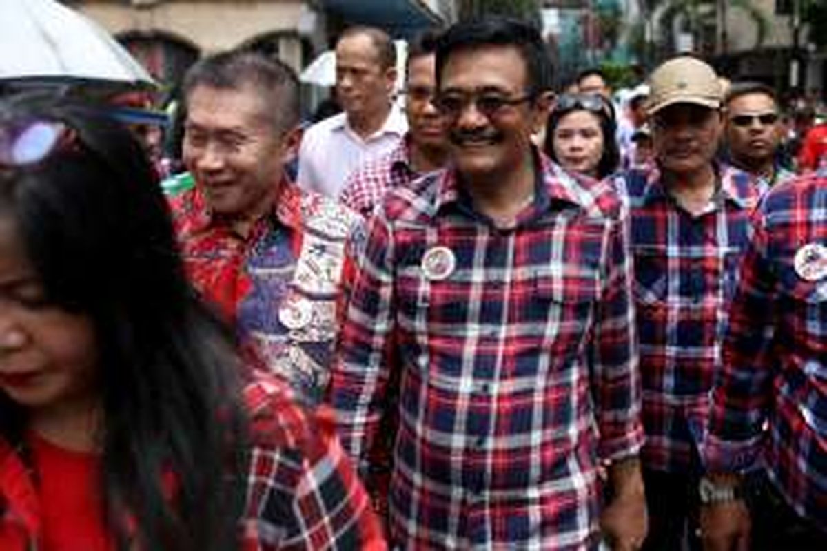 Kunjungan kampanye calon wakil gubernur DKI Jakarta nomor urut dua, Djarot Saiful Hidayat di kawasan Pasar Baru, Jakarta Pusat, Senin (14/11/2016). Djarot Saiful Hidayat tetap melakukan kunjungan ke masyarakat untuk mendengar keluhan warga meski sempat ada penolakan dari sejumlah warga.