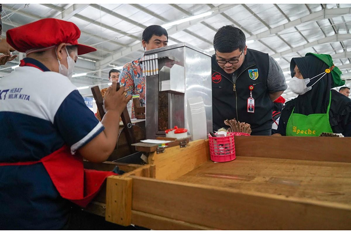 Bupati Kediri Hanindhito Himawan Pramana atau Mas Dhito mengunjungi pabrik sigaret kretek tangan (SKT) PT Karyadibya Mahardhika di Desa Pelem, Kecamatan Pare, Kediri, Jawa Timur (Jatim), Selasa (16/5/2023).