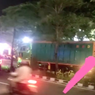 Viral, Video Truk Pasir Nekat Lawan Arus di Tangerang Selatan