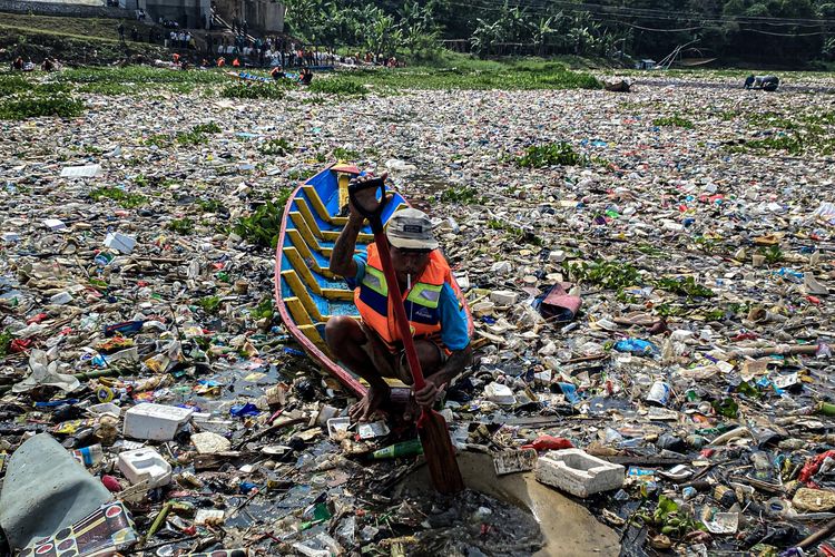 Lautan sampah membentang di perairan Sungai Citarum di kawasan Batujajar, Kabupaten Bandung Barat (KBB), Jawa Barat, Rabu (12/6/2024) pagi. Tepat di bawah Jembatan Callender Hamilton (DH) atau Babakan Sapan (BBS) sampah-sampah itu menutup lapisan air sepanjang mata memandang dari ujung aliran sungai hingga muara di waduk Saguling.