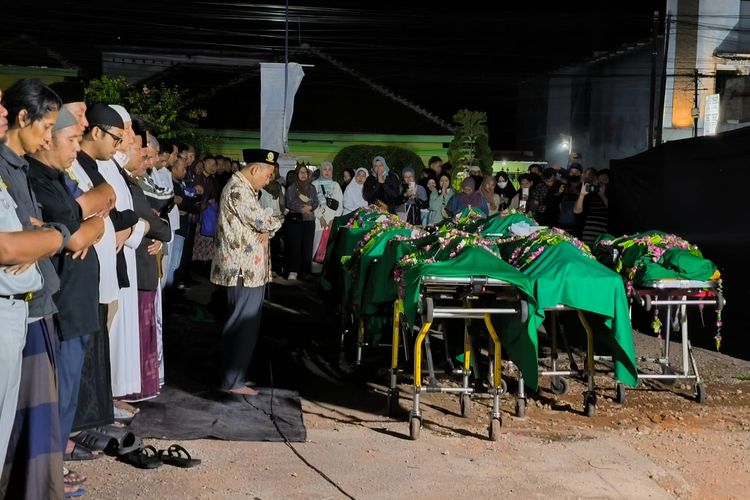 Suasana Shalat Jenazah Massal Korban Kecelakaan Bromo di Halaman Parkir RSBS Jember, Penuh Air Mata