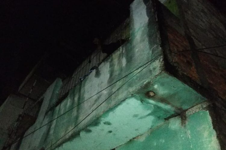Sebuah rumah tinggal di Jalan Pintu Seng, Pedongkelan, Kelurahan Kapuk, Kecamatan Cengkareng, Jakarta Barat, terbakar pada Rabu (23/2/2022).