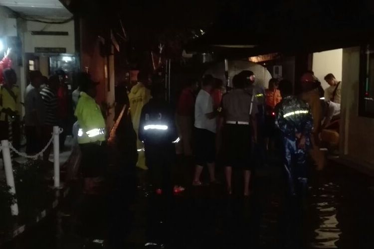 Hujan deras yang mengguyur Kota Madiun menjadikan Markas Polres Madiun Kota kebanjiran hingga masuk dalam ruangan dengan ketinggian 30 cm, Rabu ( 1 / 3 / 2017) malam.